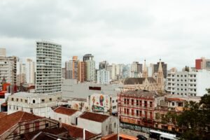 Analise as despesas fixas e variáveis para descobrir qual tipo de imóvel se adapta melhor ao seu orçamento na capital paranaense