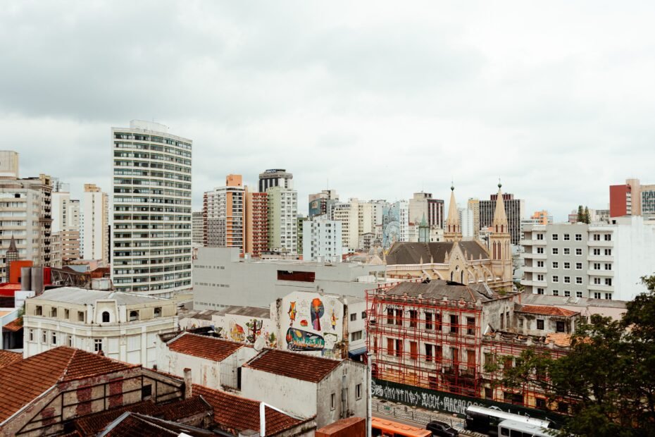 Analise as despesas fixas e variáveis para descobrir qual tipo de imóvel se adapta melhor ao seu orçamento na capital paranaense