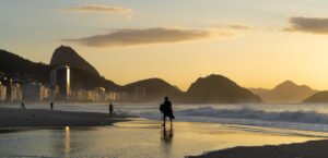 Acordar com a vista do mar, aproveitar a brisa da praia e começar o dia sem precisar percorrer grandes distâncias até a orla são algumas das experiências que tornam uma viagem ao Rio de Janeiro especial.