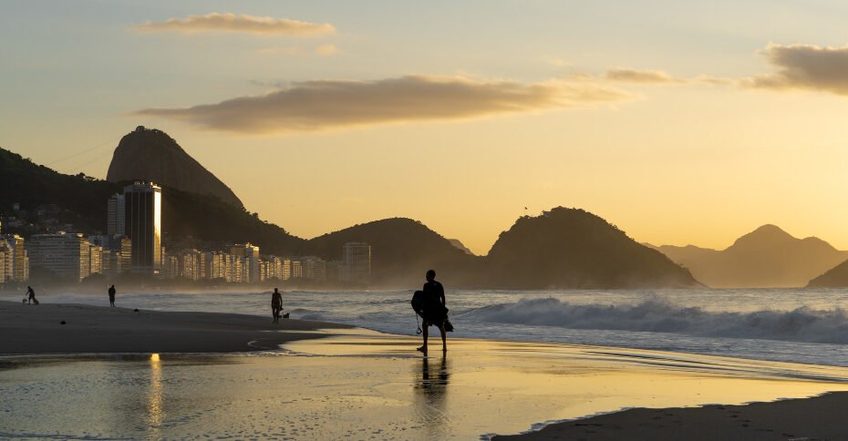 Acordar com a vista do mar, aproveitar a brisa da praia e começar o dia sem precisar percorrer grandes distâncias até a orla são algumas das experiências que tornam uma viagem ao Rio de Janeiro especial.